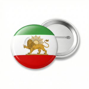 پین سینه با طرح پرچم ایران تاریخی و نماد شیر و خورشید در نمای جلو