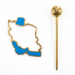 میله نگه‌دارنده مو و قاب نقشه ایران روبه‌روی هم روی سطح روشن