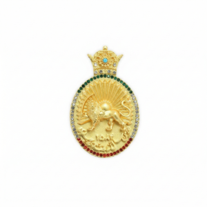 مدال طلایی شیر و خورشید با تاج سلطنتی و نگین‌کاری رنگی نمای روبرو